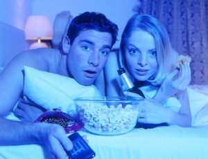 Ein Paar schaut einen Film im eigenen Heim